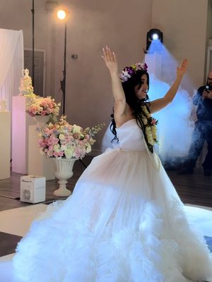 I spent 6 weeks practicing to surprise not only my husband BUT everyone there! Thank you @pupuoritenati for bringing the authenticity and aloha spirit to our wedding - and for teaching me this dance to honor my husband 🥹🤍