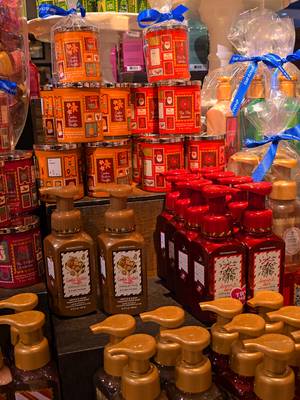 It’s officially the most wonderful time of the year 🎄✨ Bath & Body Works Christmas collection just hit the shelves & my cozy candle-loving heart is screaming!! 🕯️🎁 #bathandbodyworks #christmascandles  #holidayhaul  #cozychristmas  #christmas2025 