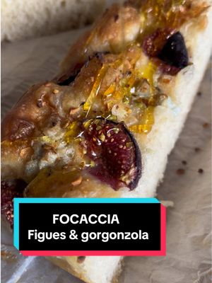 Focaccia figues & gorgonzola  Voici la recette de cette délicieuse focaccia ! Tu vas voir il y a très peu d’étape dans la recette et pas de pétrissage 😁 La recette pour un plat de 23x33 cm :  - 420 ml d’eau tiède ( 28 degrés pour moi)  - 4g de levure boulangère instantanée  - 5g de miel - 15g d’huile d’olive  - 11g de sel  - 500g de farine à 14g de protéine (ou 12g minimum) j’utilise la farine @ W360 et c’est parfait.  1/ Tu mélanges tous les ingrédients à la cuillère 1 à 2 min.  2/ Tu laisses reposer la pâte 15 min et tu vas faire 4 rabats en mouillant tes mains avec de l’eau. Tu couvres la pâte.  3/ tu laisses reposer la pâte encore 15 min, tu fais 4 rabats. Tu répètes l’opération une 3e fois, tu couvres et tu laisses poser 1h30 à 2h.  4/ tu déposes la pâte (sans la dégazer) dans un plat huilé, tu fais 4 rabats et tu laisses reposer 2h à température ambiante en couvrant le plat.  5/ Tu déposes un bon filet d’huile d’olive sur la pâte et tu fais des trous dans la pâte du bout des doigts. Il va y avoir plein de bulles qui font apparaître ! tu mets de la fleur de sel, des figues coupées en quartier, du gorgonzola ou la garniture de ton choix 😁 6/ cuisson : environ 25 min à 220 degrés .  Enjoy ❤️  #focaccia#italianfood#bread#recipes#foodies 