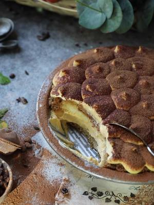It’s the season for fall recipes, and what’s more fall than a delicious pumpkin dessert? Inspired by tiramisu, this dessert has all the warm, seasonal flavors of pumpkin and pumpkin spice. I make it with sponge cake, but of course you can do classic ladyfingers as well. Betul’s Pumpkin Tiramisu😋❤️