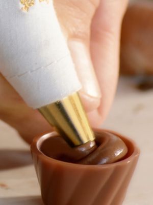 Kleine Geste, grosse Wirkung. 🍫✨️ Entdecke MINI PRALINÉS, kleine Kunstwerke geschaffen von den Lindt Maîtres Chocolatiers. #lindt #lindtchocolate #minipralines 