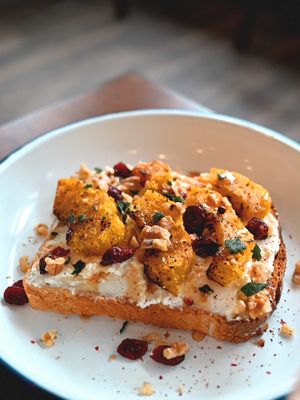 Autumn Toast: Whipped Ricotta, Roasted Acorn Squash, Candied Pecans, Cranberries, Hot Honey, Pink Peppercorns, Toasted Sage @milesquarecafe 