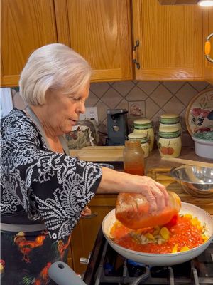 Easy Chicken Cacciatore Recipe by Nonna! #Recipe #chicken #italian #cooking #healthy 