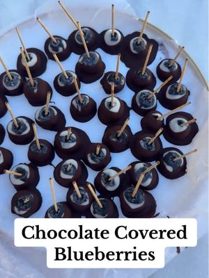 A dupe for your favorite healthy dessert from @yourstrulyani?? Sign us up! 👏 🫐 #blueberries #healthydessert #chocolatecoveredblueberries #dessert #yum 