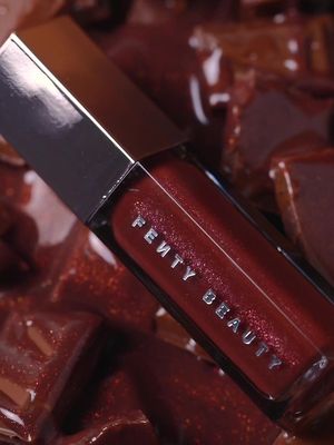HotChocoholic 🤎☕️ @Olga Dann wears Trace’d Out Pencil Lip Liner in 'Extra Thigh' and #GlossBomb Universal Lip Luminizer in 'Hot Chocolit' 🍫 Dip into this shimmering rich brown Fenty #lipcombo to satisfy your sweet tooth this cozy season 💋 Shop this delicious & delectable duo at @Ulta Beauty, @sephora, @sephoracanada, the #fentybeauty site and globally! 🤎