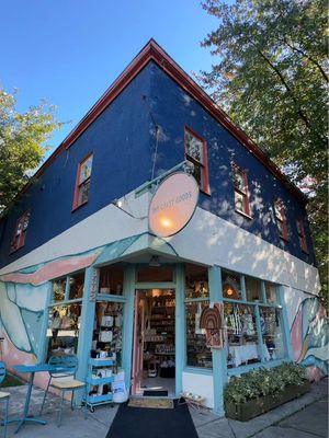 Anyone else not realize until this moment that all these shops are on corners?! 😅 ANYHOO, as a lover of boppin’ around, knick knacks, and coffee, I’m a HUGE fan of Victoria Drive, and you should be too 🙂‍↕️ Check it out! #vancouvercafe #vancouvershopping #vancouvercoffee #vancouvereats #vancouversandwiches   