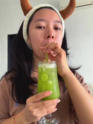 🥒 Cucumber Mint Ginger Refresher 🌿✨ cool, crisp, and that spa-day-in-a-glass energy(can you imagine?) Ingredients (for 1 glass): 1 cup cucumber, chopped 🥒 a handful of fresh mint 🌿 1 tsp sugar ½ cup fresh lime juice 🍋 splash of sparkling water 💦 1 tablespoon of ginger How to make: 1️⃣ Blend cucumber, ginger, mint, lime juice & sugar till smooth. 2️⃣ Strain into a glass, add ice & a splash of sparkling water. 3️⃣ Garnish with mint/cucumber for the finishing look (optional) If you’ve got cucumber, lime, mint, and sparkling water, you’ve basically got a spa in a glass. 💚 . . . #cucumbergingermint #healthydrink #cleangirlaesthetic #drinkyourgreens #mocktail 
