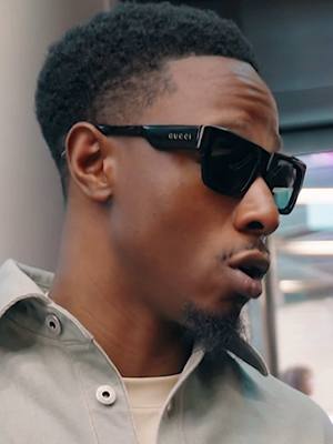 How do you bag a New York baddie?? #subwayoracle #joeybadass #newyork #nyc 