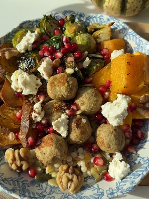 Easy, high-protein, dinner idea by @sophs.clean.eats👏 Sweet potatoes, brussels, and @simeksfood turkey meatballs = fall in a bowl 🍁 #easydinner #glutenfree #healthyrecipes #easyhealthyfalldinner #easyhealthydinner #healthydinnerideas