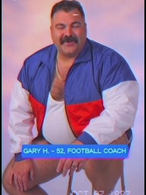 🎥 Meet Gary, 52 — searching for love since VHS. 💔 He’s AI-generated, emotionally unavailable, and probably still rewinding his last breakup. But I’m real: on Oct 18 I’m coming to #Bearrison in SF to rock your stage (and maybe your daddy issues). 💅🇩🇪 #BearrisonStreetFair #GayComedy #OnlyFons #Sora2
