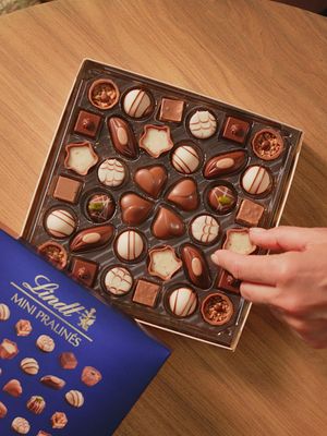 Kleine Geste, grosse Wirkung 🍫❤️ Überrasche deine Liebsten mit den MINI PRALINÉS von Lindt. #lindt #lindtschokolade #minipralines