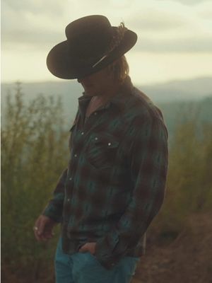 been hearin this one on the radio 📻 someone upstairs must be lookin out for me #jacksondean #country #newcountry #countrymusic #heavenstobetsy 
