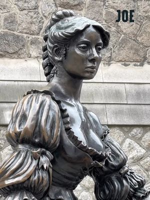 Gowan Molly 👏 The Molly Malone is once again open to the public 🙌 The statue was boarded up for the last week for restoration and cleaning. The statue’s chest has been restored. This is likely to do with tourists touching & wearing down the statue. Rubbing the chest of Molly Malone has become a ‘good luck ritual’, and like other famous statues, such an interaction has caught on with tourists. #Dublin #MollyMalone #Ireland #irish