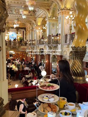 📍 New York Café, Budapest — often called the most beautiful café in the world ✨ We went around 3 PM for afternoon tea — no reservations at that time, so expect a short wait (about 20–40 minutes) before getting a table. Inside, it feels like stepping into a golden palace: frescoed ceilings, marble columns, chandeliers, and an atmosphere straight out of a movie 🎞️ Here’s what to try (and expect): 🥂 Afternoon Tea Set – sandwiches, cakes, bonbons, tea or coffee, and fresh juice ☕ 24-Carat Gold Cappuccino – yes, it’s real gold 🍰 Must-try desserts: Apple Pie, Sacher Cake, Rákóczi Cottage Cheese Cake, Chocolate Cake 🍽 If you prefer savory: pasta, soups, burgers, and a few Hungarian classics 💡 Tips: • Go in the early afternoon to avoid long lines • The experience is more about the ambience than the food — enjoy the beauty • Dinner reservations are available after 6 PM If you’re planning a trip here to Budapest, comment “Budapest” and I’ll send you our full city guide 📩
