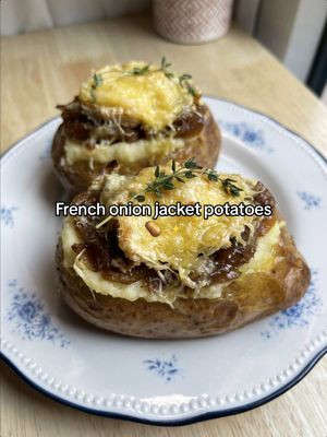 It’s literally only 1 degree colder than summer but I’m now gonna be making these 25/7 ✨🥔🍂 #frenchonion #jacketpotato #bakedpotato #comfortfood 