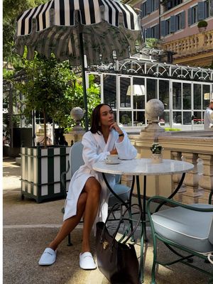 The magic of a good bag 👜 @Blanca Arimany proves that when in Rome with our Hamilton Moderne, anything is possible.  📍Hotel de Russie Hotel Stories: Rome, Fall 2025.  #MichaelKors #Rome #FallFashion 