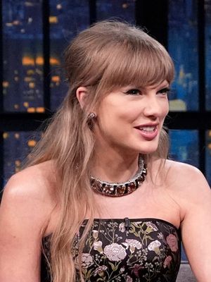 Zoë Kravitz loses a snake in @Taylor Swift's house (Taylor's Version)