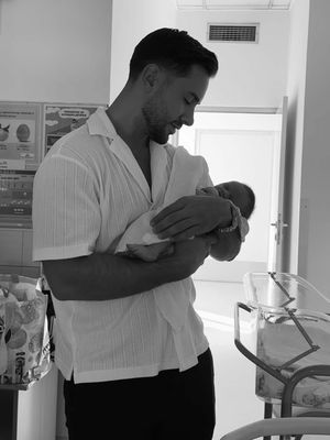 Best feeling ever 💙 #newborn #babylove #dad #baby #family 