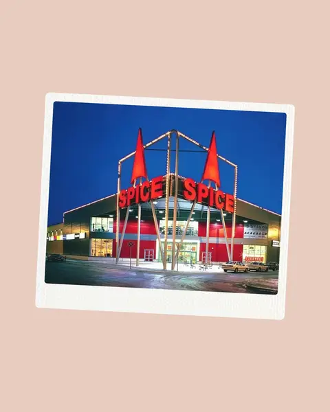 No veikaliem skan mūzika, skatlogos redzami vieni no pirmajiem “trendiem” no ārzemēm, un viss šķiet tik jauns un stilīgs. 🛍️✨ Atceries šos skatlogus, interjeru un zīmolus, kas ar laiku mainījušies? Tie visi ir daļa no mūsu kopīgā stāsta. Spice augusi un mainījusies kopā ar jums – no pirmajām kolekcijām un atklāšanām līdz modernam tirdzniecības centram šodien. Tās ir neskaitāmas atmiņas, smaidi un stāsti, kas dzīvo T/C Spice sienās un jūsu sirdīs.
