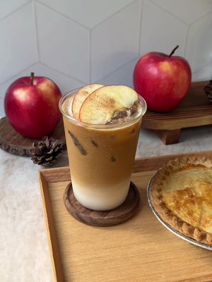 apple spice latte🍎 the perfect fall latte with all the cozy, warm spices from @Califia Farms Organic Holiday Spice Creamer paired with Organic Almondmilk! #CalifiaPartner    🍂apple spice syrup: dice 1/2 of an apple. add it to a pan with 1/2 cup white sugar, 1/2 cup water, 1/4 tsp cinnamon, and a pinch of ground ginger. boil for ~7 minutes or until the apples become mushy, then strain the apples  🍂add ice, Califia Farms Organic Almondmilk, Organic Holiday Spice Creamer, and desired amount of apple spice syrup  🍂pour in 2 shots of espresso  🍂top with a dollop of coconut whipped cream and garnish with an apple slice and a sprinkle of cinnamon 