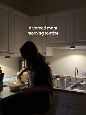 a quick peek into what our mornings look like🤭 getting ready for work and school with my girl💕 #singlemomlife #divorcedmoms #momdaughter #latinacontentcreator 
