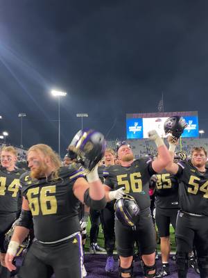 Happy Homecoming (plus Mariners Game 5 in background) #bowdown #GoHuskies 