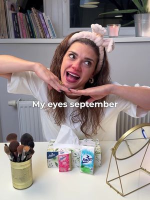 #musthave každého podzimu, kabelky i kapsy? Papírové kapesníčky všeho druhu! 🤧 To ví přece každá beauty blogerka, máma i chlap s rýmičkou! A víte, že se říká, že léčená rýma trvá sedm dní a neléčená týden? 😅 Bez čistonosopleny anóbrž šnuptychlu se tudíž neobejdeme. Doma máme moc rádi ty bavlněný, jsou totiž jemnější a nedělaj žmolky, když je náhodou vyperete. Díky, Linteo, že jste našimi parťáky ve zdraví i v nemoci 🙏 #spoluprace #linteo 