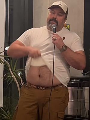 🐻 Belly out, confidence up! Half-hairy, half-shaved — 100% proof that I’m the Gen X nonfluencer nobody asked for but TikTok clearly manifested. After one viral clip, a brand decided my torso was prime real estate 🪒 So yeah — I shaved my right side and turned my belly into a marketing campaign for chubby chasers and body hair lovers everywhere. Now I’m taking this two-tone masterpiece on tour — 3 shows in San Francisco 🇩🇪❤️🇺🇸 📍Thursday • Friday • Saturday — come see both sides live! #BellyOut #Chubby #BearsOfTikTok #Comedy #StandUp        