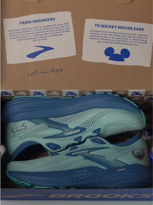 Aloha, earthlings! The Brooks x #rundisney limited-edition Glycerin 22 featuring everyone's favorite alien drops soon. See you at the 2025 Disney Wine & Dine Half Marathon Weekend, runners!