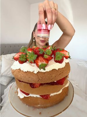 dostala jsem chuť vytvořit si svůj vlastní Strawberry shortcake 🍰 po vyzkoušení nového Lip Sleeping mask od @LANEIGE Europe 🤤 seženete v @Sephora Czech Republic  recept na korpus:  mám formu 20cm průměr  6 vajec  150g + 30g cukru krupice  200g hladké mouky 50g oleje vanilka (použila jsem mletou) citronová kůra (trošku!) vyšlehejte bílky se 150g cukru na pevný sníh, ale ať je nepřešleháte  žloutky vyšlehejte se 30g cukru a přidejte vanilku a citronovou kůru a nakonec přidejte po částech olej obě hmoty spojte a přidejte prostátou mouku postupně a smíchete stěrkou! ne šlehačem 🫶🏻  pekla jsem na 180 stupňů 35-40min  krém:  2x mascarpone  200ml smetany ke šlehání  cukr (podle toho jak to chcete mít sladké)  mletou vanilku  vše jsem jen vyšlehala dohromady 🫶🏻  #Laneige #StrawberryShortcakeMask #LipSleepingMask #FunLipCare #ThreeLayersOfCare *ve spolupráci