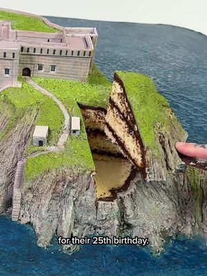 We made one of the most iconic homes into the most delicious cake for Rightmove’s 25th birthday. Would you live in it or eat it? 🍰 #RightmoveTurns25 