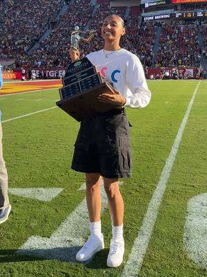 big ahh trophy for @ju 🤣✌️ #usc #wbb #jujuwatkins #collegebasketball 
