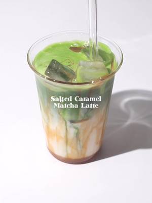 🍵 Salted Caramel Matcha Latte 📝 Recipe 3g • Ceremonial Matcha Powder Pinch of Sea Salt 40g • Hot Water ~whisk using chasen Ice Cubes 🧊 20g • Caramel Sauce 130g • Milk Matcha Caramel Drizzle on top — #homecafe #matchalatte #cafeathome #홈카페 #asmr 