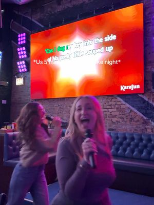 Karaoke hates to see us coming @emily amber #parlayrivernorth #karaokechicago 