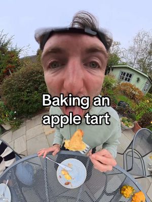 Apparently is national dessert day 🏜️ 🌵- i so I baked an apple cake tart thingy 