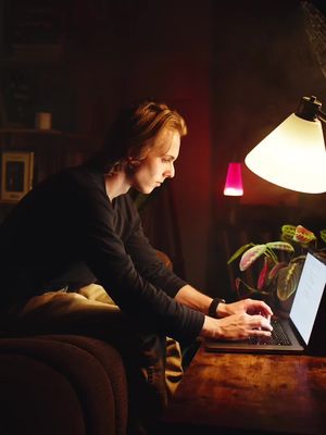Being a content creator, I’m lighting myself at desks a lot, so having the @amarancreators Verge Max makes things much easier! With its easy-to-use desk clamp and quick release, I can always be sure night shoots like this won’t go late. #amaran #cinematic #lighting