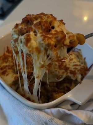 Recette express de macaroni à la viande et au fromage Philadelphia 🤤 Un classique revisité, ultra crémeux et plein de saveur! ➡️ Tu fais revenir ta viande hachée avec oignons, sel, poivre et les épices El Mamilla de ton choix. ➡️ Tu ajoutes la crème de tomate + une grosse cuillère de fromage Philadelphia herbes & ail (c’est LE secret!). ➡️ Tu mélanges le tout avec les pâtes, tu mets du fromage sur le dessus, tu fais gratiner et… prépare-toi à te battre pour les restes 😅 Toute la famille va adorer 💛 #macaronialaviande #recettefacile #comfortfood #fromagephiladelphia #recettequebecoise       