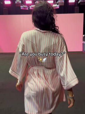 Define “busy”? 😉💅 #VictoriasSecret #VSFS #vsfashionshow 