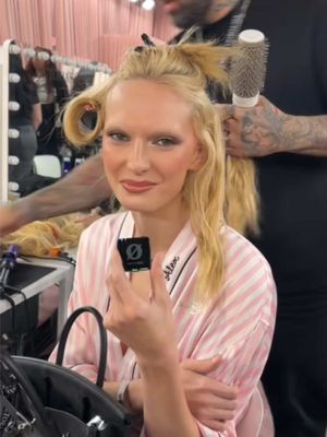 We caught a real life angel, @Alex Consani backstage preparing for the @Victoria’s Secret fashion show 🤭 With the Birkin in lap she revealed just how heavy the wings are and her very real beauty secret 🤌  Who’s excited for the show?   Video: Hypebae                                         #alexconsani #vsfashionshow #vsangel #victoriassecret 