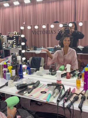 Patiently (not) waiting for 7PM 🪽✨💅 #VictoriasSecret #VSFS #vsfashionshow 