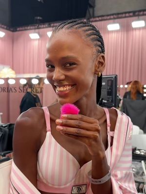 Les dejamos un mensaje de Valentina! 🫶🇨🇴🪽 #VSFS #VSFashionShow #VSPINK 