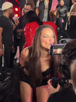 Mother as always ❤️‍🔥@AdrianaLima #VSFS #VictoriasSecret #vsfashionshow 