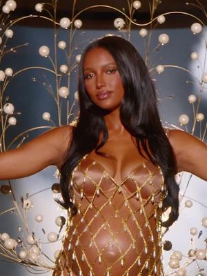 Raise your hand if you're still recovering from @Jasmine Tookes opening. #VSFS #VSfashionshow #VictoriasSecret 