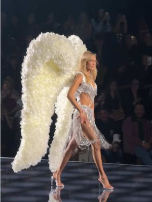 Jaw dropped #vsfashionshow #victoriassecret #vsangel #victoriassecretfashionshow #bellahadid 