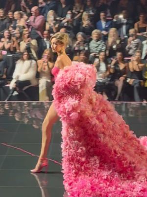 She is the moment… @gigihadid walking Victoria’s Secret 2025 💖🌸     Video: Hypebae  #vsangel #vsfashionshow #victoriassecret #gigihadid #fashiontiktok     