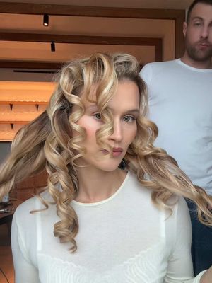 Comment faire un brushing de star ⭐️ avec le #Airlightpro de chez  @L’Oréal Professionnel  1 - On prépare la matière sur cheveux humides. 2 - On ajoute du volume aux racines avec la brosse et le sèche-cheveux 3- place à la mise en plis 👵🏼 4 - On retravaille les boucles avec le Air light Pro Alors vous pensez quoi du résultat ? #Hairstyle #brushing #lorealpro