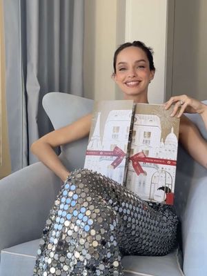 A glimpse of the most wanted gift of the season: the Advent Calendar. @heidi klum #lumagrothe #arianagreenblatt #lorealparis #lorealparisholidays #lorealparisadventcalendar 