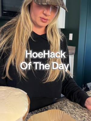 HoeHack of the day… when I first started making sourdough, I was only using those gross liners that come with the Benetton and honestly cleaning them with such a mission. I learned this hack from @lady.sourdough and haven’t looked back since, and let’s be honest you know those cloth things gross you out. #sourdough #sourdoughtips #bakingtips #baking 