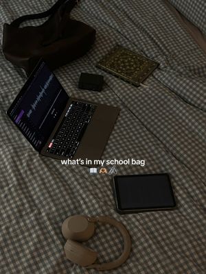 what’s in my bag for school 📖🫶🏼 🖇️