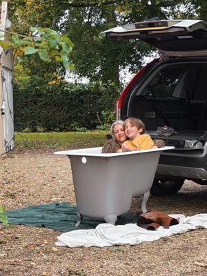 The way my husband's enthusiasm for the bath kept getting less and less....😂😂 To be fair buying a vintage cast iron sitz bath off Facebook Marketplace was not on the list of things we currently need or that he wants so I do understand his reticence for what is one of my most random purchases to date 😅 But how could I resist? At least the boys were enthusiastic about it 😄 I might yet live to regret my choices though when we have to try and somehow carry it up to the loft... stay tuned for whether my marriage survives that episode 🙈 What would you give my new bath out of 10? Are you Team Mr or Mrs? #thrifted #marriagehumor #bathroommakeover #timeless #interior 